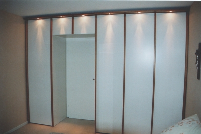 Kleiderschrank in amerikanischem Kirschbaum und Weißlack
