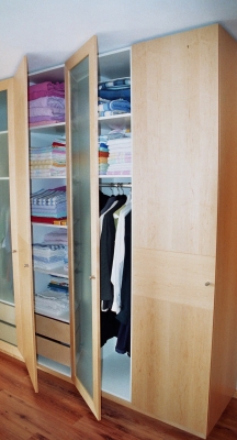 Schrankwand kanadisch Ahorn Maple und Glas Satinato