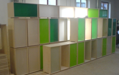 Regalelemente in Multiplex und Plexiglas