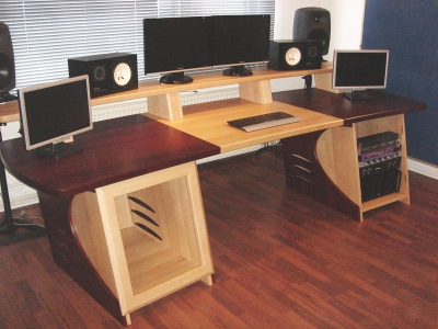 Tisch für ein Tonstudio in Buche